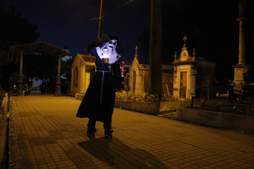 
        
        
            Halloween paraense: veja as fotos do Cortejo Visagento
        
    
