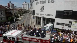 Imagem ilustrativa da notícia Ao vivo: cortejo com corpo de Pelé sai pelas ruas de Santos