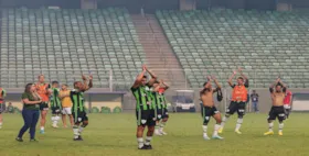 Jogadores do América-MG agradecem o apoio da torcida - Partida entre América-MG e Atlético-GO, válida pela 38ª rodada do Campeonato Brasileiro Série A 2022