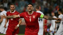 Aleksandar Mitrovic é uma das principais esperanças de gol para os sérvios contra o Brasil
