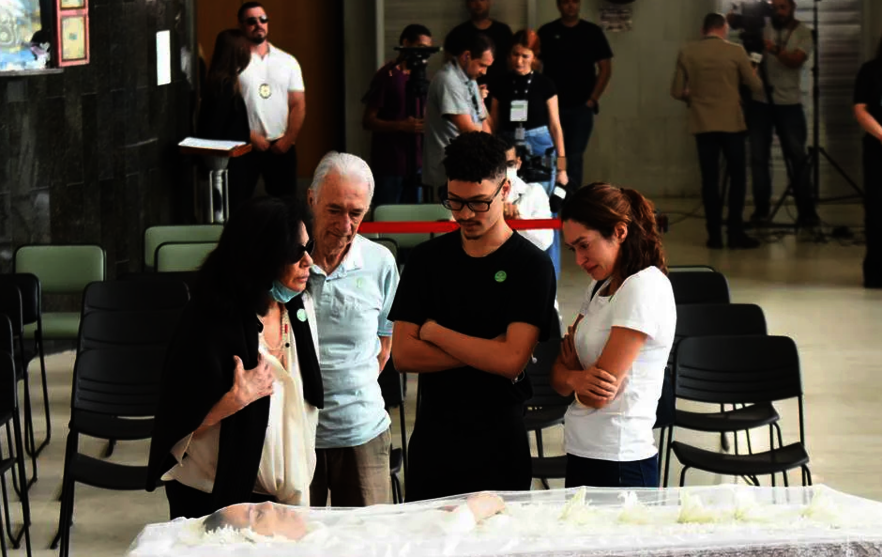 
        
        
            Veja fotos do velório de Gal Costa aberto ao público em SP
        
    