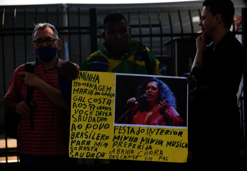 
        
        
            Veja fotos do velório de Gal Costa aberto ao público em SP
        
    