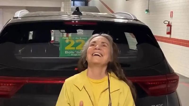 Bolsonarista Regina Duarte espalhou fake sobre faixa presidencial