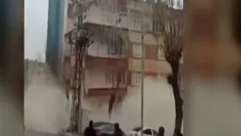 Imagem ilustrativa da notícia Vídeo: terremoto derruba prédio na Turquia e atinge carros