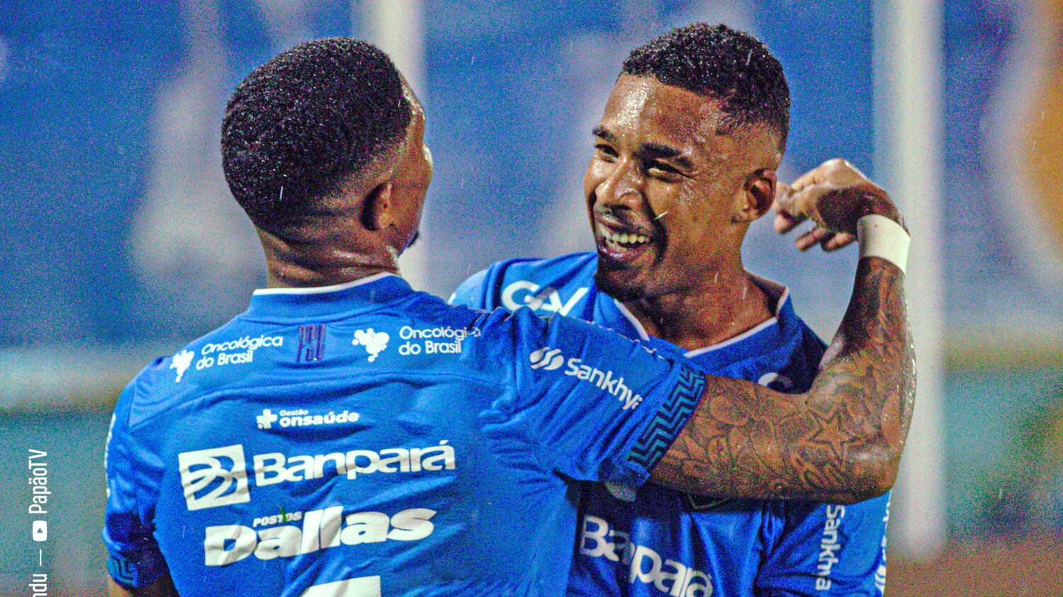 Mário Sérgio e Stéfano Pinho comemoram o segundo gol bicolor