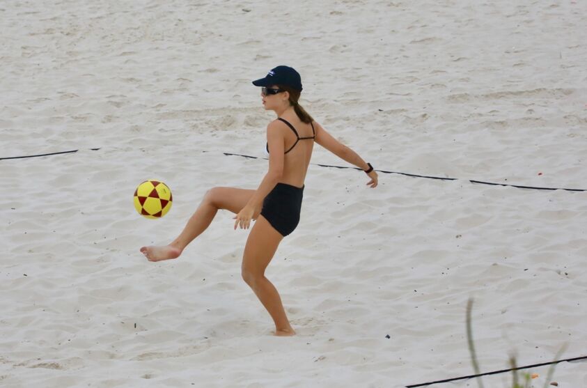 
        
        
            Encharcada! Jade Picon pratica futevôlei na praia de biquíni
        
    