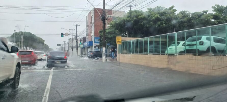 
        
        
            Chuva torrencial alaga Belém nesta quinta-feira. Veja 
        
    