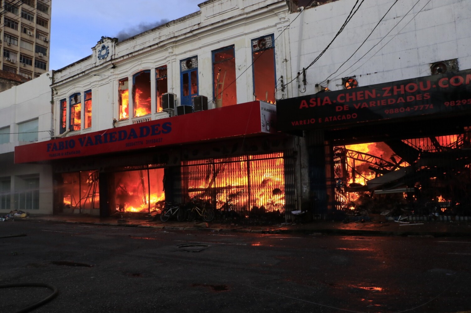 Imagem ilustrativa da notícia Veja imagens do incêndio em loja do comércio em Belém