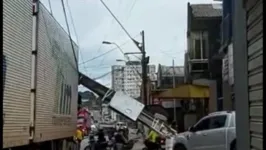 Poste caido em cima da carreta