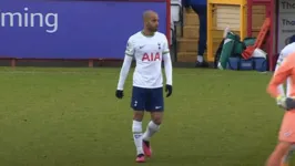 Lucas Moura estava cumprindo suspensão de três jogos na Premier League.