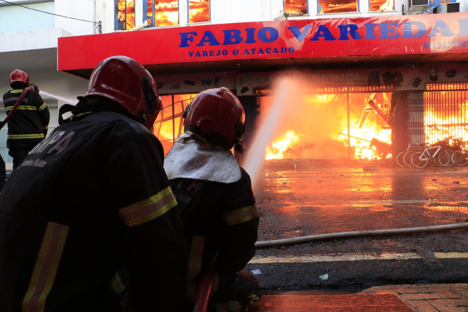 
        
        
            Veja imagens do incêndio em loja do comércio em Belém
        
    