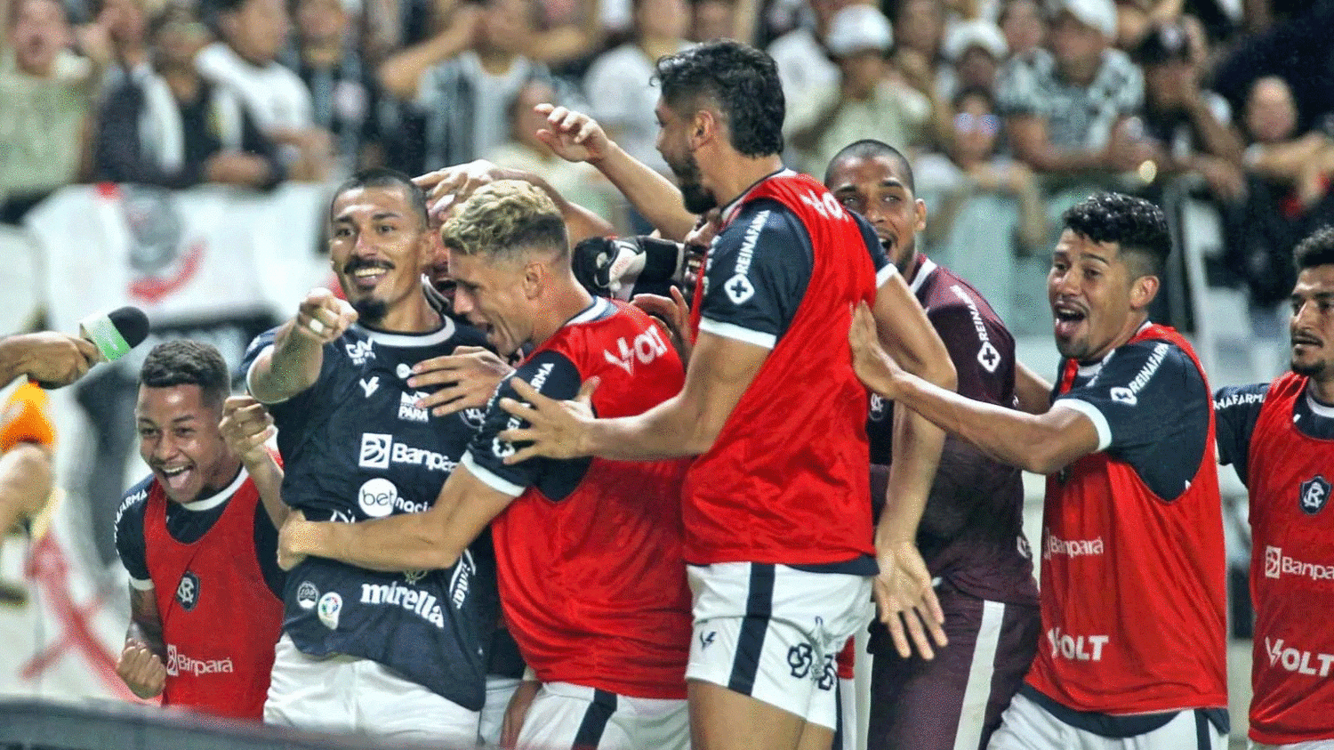 Richard Franco comemora o primeiro gol do Remo na vitória por 2 a 0 no jogo de ida contra o Corinthians, no Mangueirão, pela Copa do Brasil