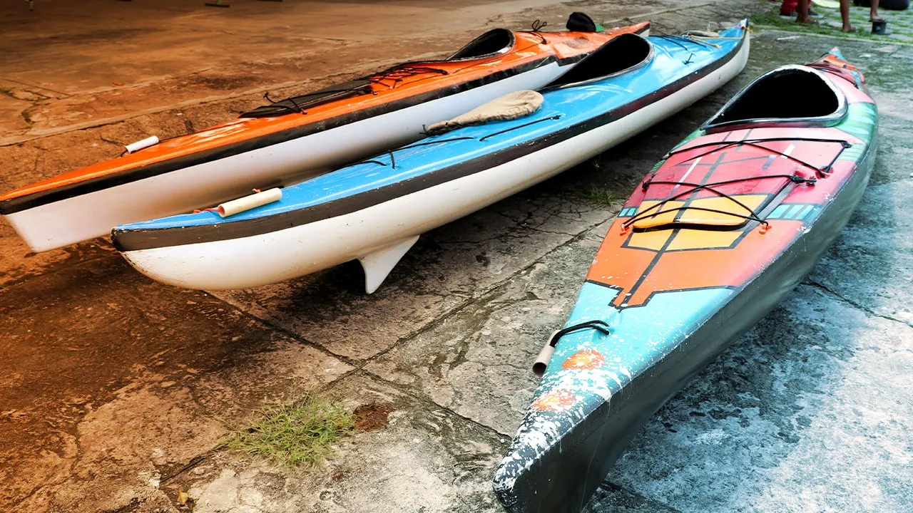 De volta a cidade, os kayaks que transportaram os praticantes
