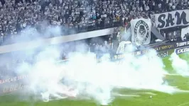 Torcida organizada do Santos arremessou bombas no gramado da Vila Belmiro na derrota para o Corinthians.