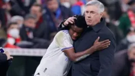 Ancelotti acredita que Vini Jr seguirá no Real Madrid, apesar dos ataques racistas que tem sofrido na Espanha.