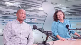 Rogério Ribas, Superintendente de Gestão de Pessoas do Grupo BBF e a jornalista Haynna Hálex durante gravação do especial.