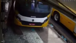 Idosa quase é atingida por ônibus