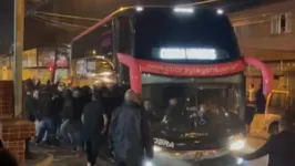 Ônibus que levava delegação do Corinthians a Santos foi cercado por torcedores e precisou voltar para São Paulo.