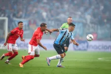 RS - FUTEBOL/CAMPEONATO BRASILEIRO 2021 /GRENAL 438 - ESPORTES - Lance da partida entre Gremio e Internacional disputada na noite deste domingo, na Arena do Gremio, em partida valida pela Campeonato Gaucho 2023. FOTO: LUCAS UEBEL/GREMIO FBPA