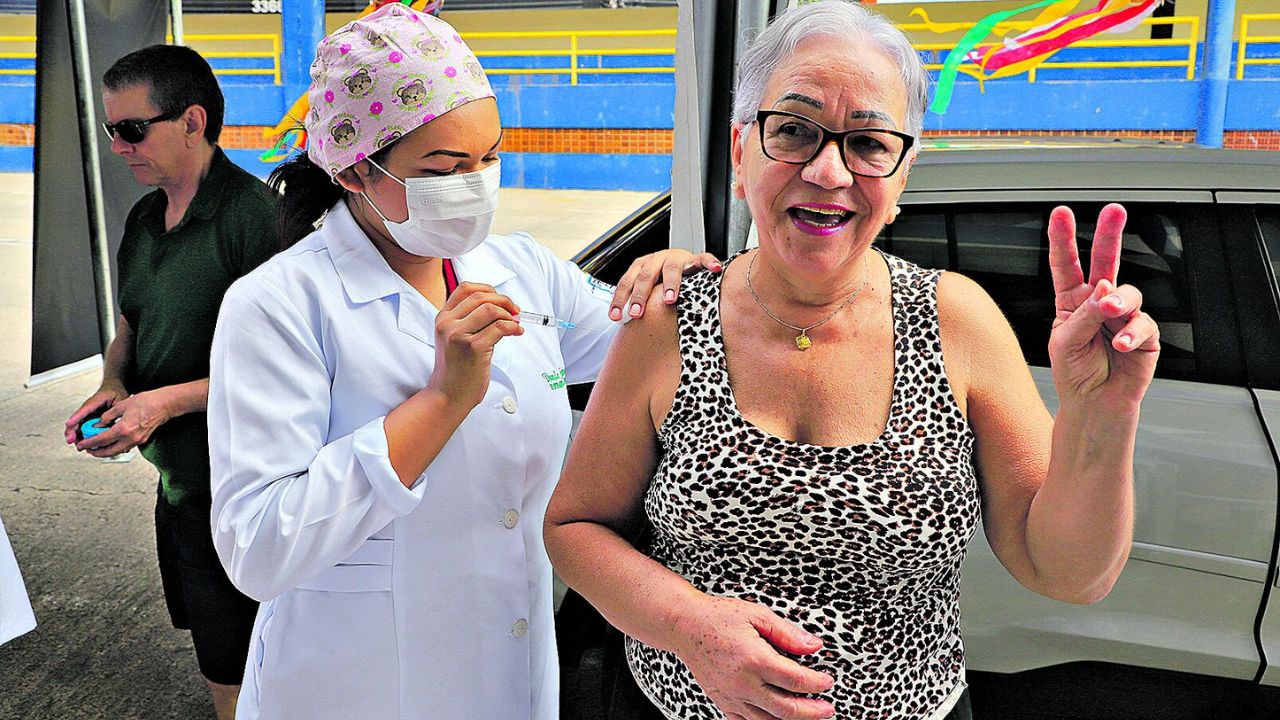 Jussara Sirino precisava apenas da vacina contra a influenza para atualizar o seu cartão de vacinação e agora diz que está tranquila