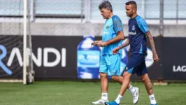 Renato Gaúcho e Luan conversam durante treinamento no CT Luiz Carvalho, em Porto Alegre.