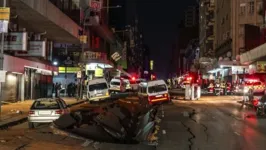 O asfalto de uma rua cedeu após a explosão