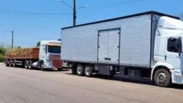 Caminhão com mercadorias, incluindo persianas, corredeiras e portas, sem documentos fiscais