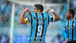 Luis Suárez comanda o ataque do Grêmio no confronto diante do Bragantino,