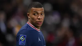 Atitude de Mbappé, que tenta forçar saída para o Real Madrid, irritou os dirigentes do grupo que controla o PSG.