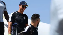 Cristiano Ronaldo foi recepcionado por multidão na chegada do Al Nassr ao Irã, na segunda-feira (18).