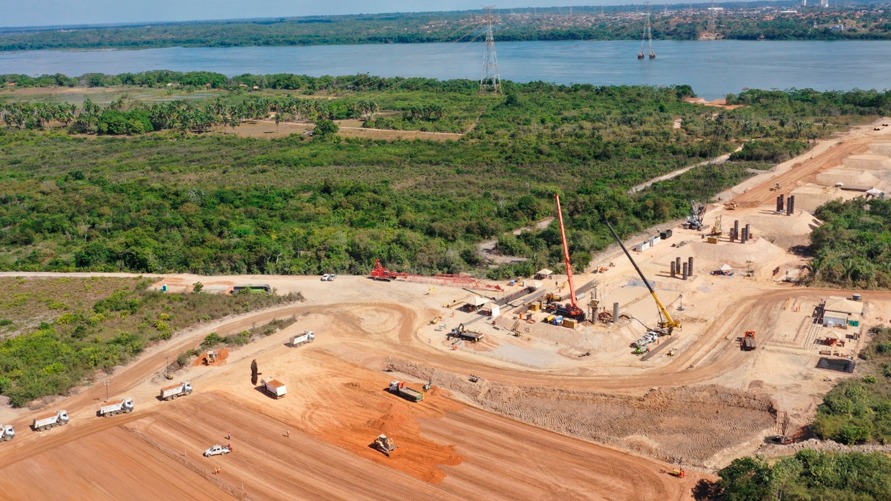 Estão sendo construídas duas novas pontes sobre o rio Tocantins, paralelas à que já existe