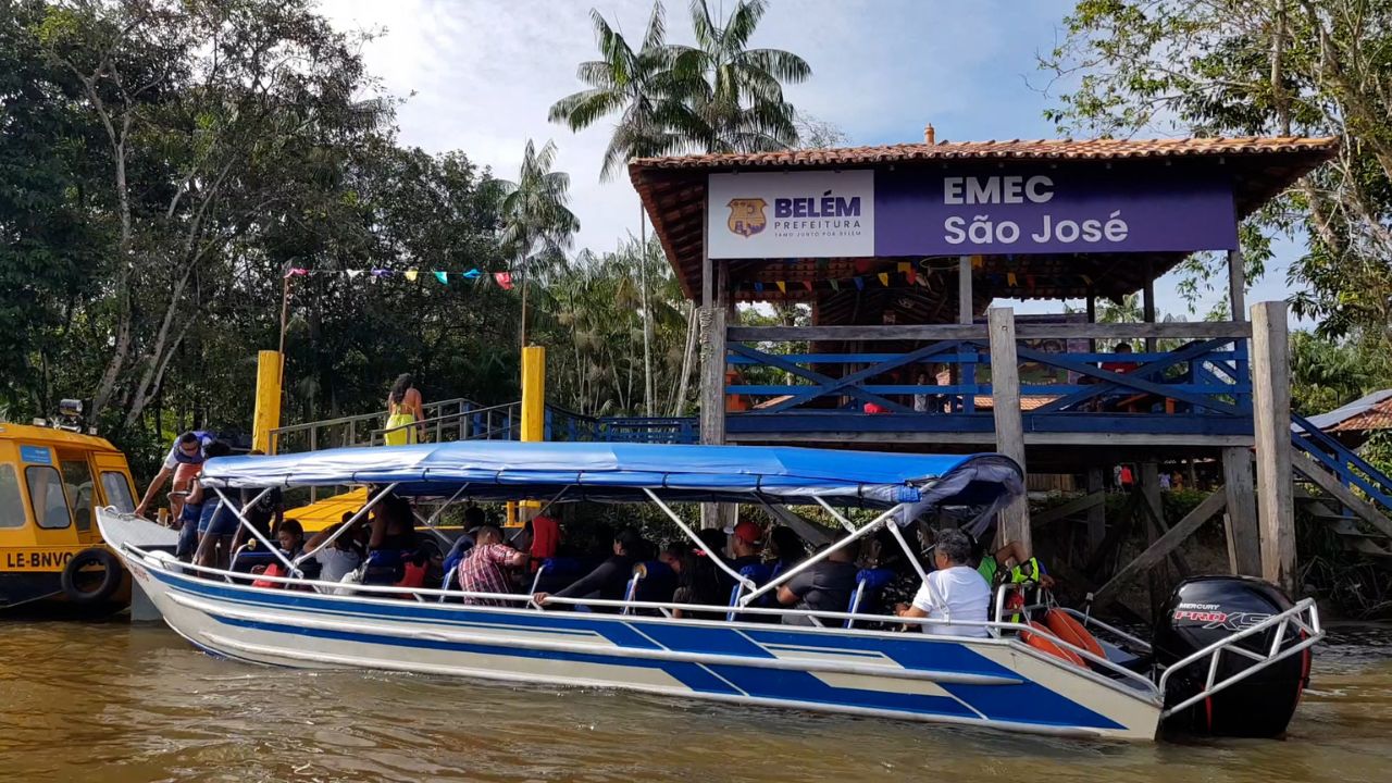 Embarcação que leva e traz estudantes à escola faz parte do sistema de transporte escolar na ilha do Maracujá