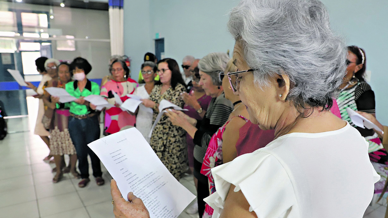 No Centro de Convivência Zoé Gueiros, os idosos participam de diversas atividades de lazer e cultura, onde aprendem coisas novas e fazem amizades.
