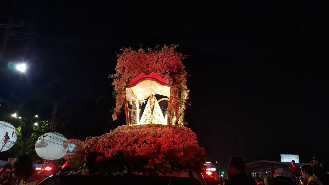 A imagem de Nossa Senhora de Nazaré começou o traslado para Icoaraci ainda no fim da madrugada.