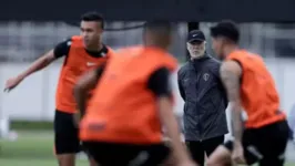 No primeiro treino durante a Data Fifa, Mano Menezes focou em ajustar a marcação do Corinthians.