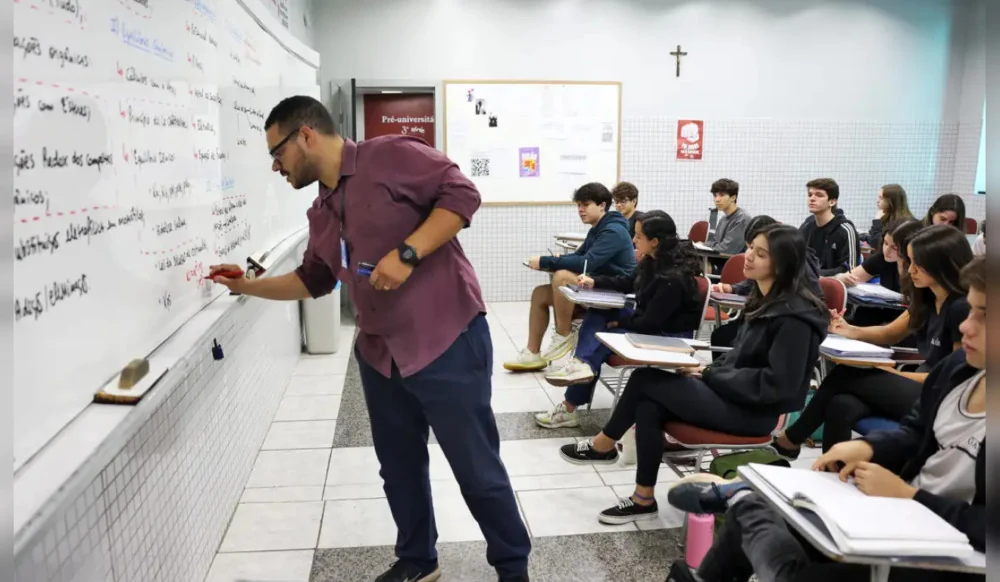 Professores da rede pública vão receber R$ 5 mil a partir de janeiro de 2027