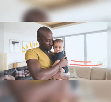 Pais também podem receber salário-maternidade do INSS; veja quando o benefício é liberado