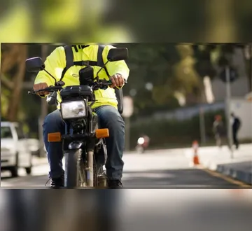 TST garante adicional de periculosidade a vendedor que trabalhava de moto; veja o reajuste