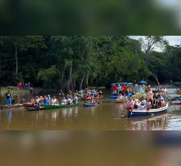 Macapazinho celebra 99° Círio em procissão no Rio Apeú