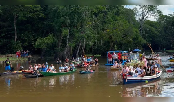 Macapazinho celebra 99° Círio em procissão no Rio Apeú