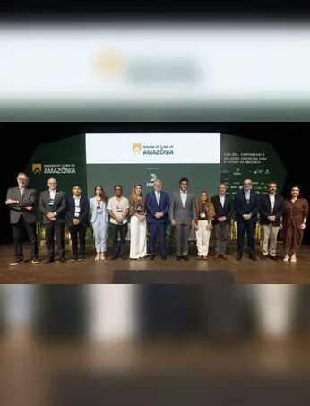 O jornalista fazia a passagem descrevendo o caso e entrou no rio na intenção de mostrar às pessoas o quanto o local é fundo.