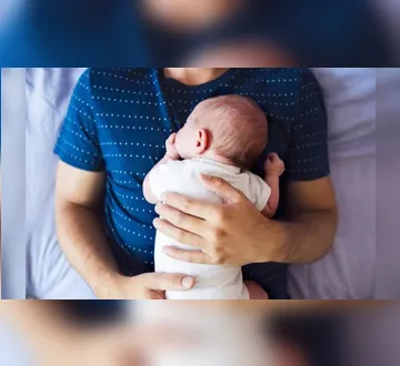 Pai pode receber salário-maternidade do INSS? Veja quando benefício de até 120 dias é liberado
