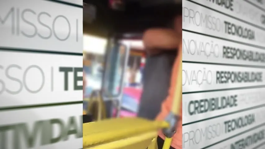 Imagem ilustrativa da notícia Vídeo: motorista e passageiro trocam socos dentro de ônibus 