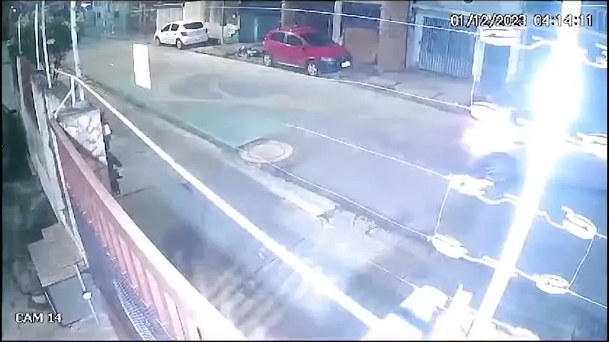Imagem ilustrativa da notícia Vídeo: Bando rouba carro em Belém e bate veículo na fuga