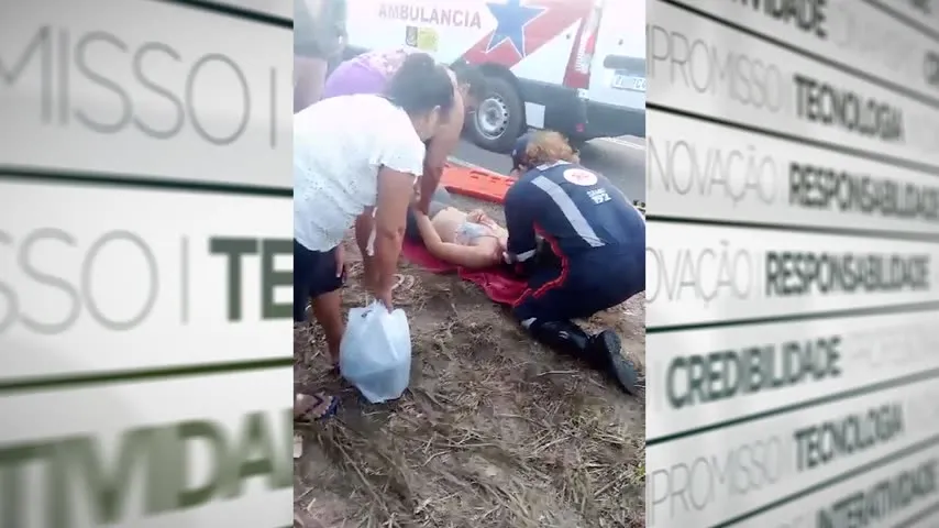 Imagem ilustrativa da notícia Vídeo: carro capota e mulher fica ferida em estrada paraense