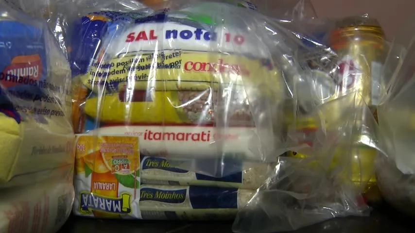 Imagem ilustrativa da notícia Vídeo: Grupo se reúne para doar 300 cestas básicas no Natal