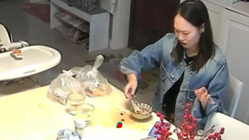 Imagem ilustrativa da notícia Vídeo: ovo explode enquanto mulher toma café da manhã