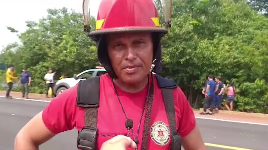 Imagem ilustrativa da notícia Vídeo: carro capota, cai em ribanceira e servidor morre