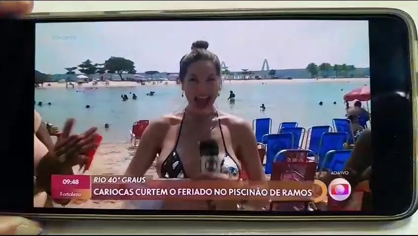 Imagem ilustrativa da notícia Repórter do Encontro tira a blusa e mostra biquíni de fita