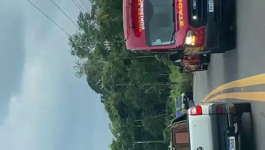 Imagem ilustrativa da notícia Acidente entre caminhões deixa três mortos na Alça Viária